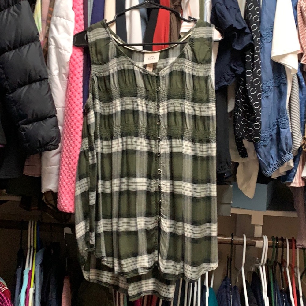 Sleeveless button down blouse.